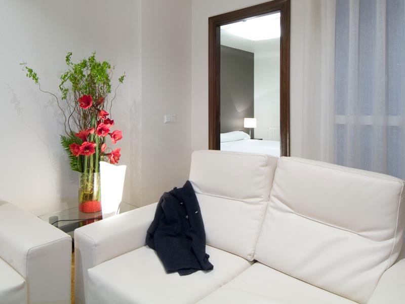 Apartamentos Mendebaldea Suites Pamplona Room photo