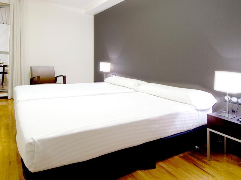 Apartamentos Mendebaldea Suites Pamplona Room photo