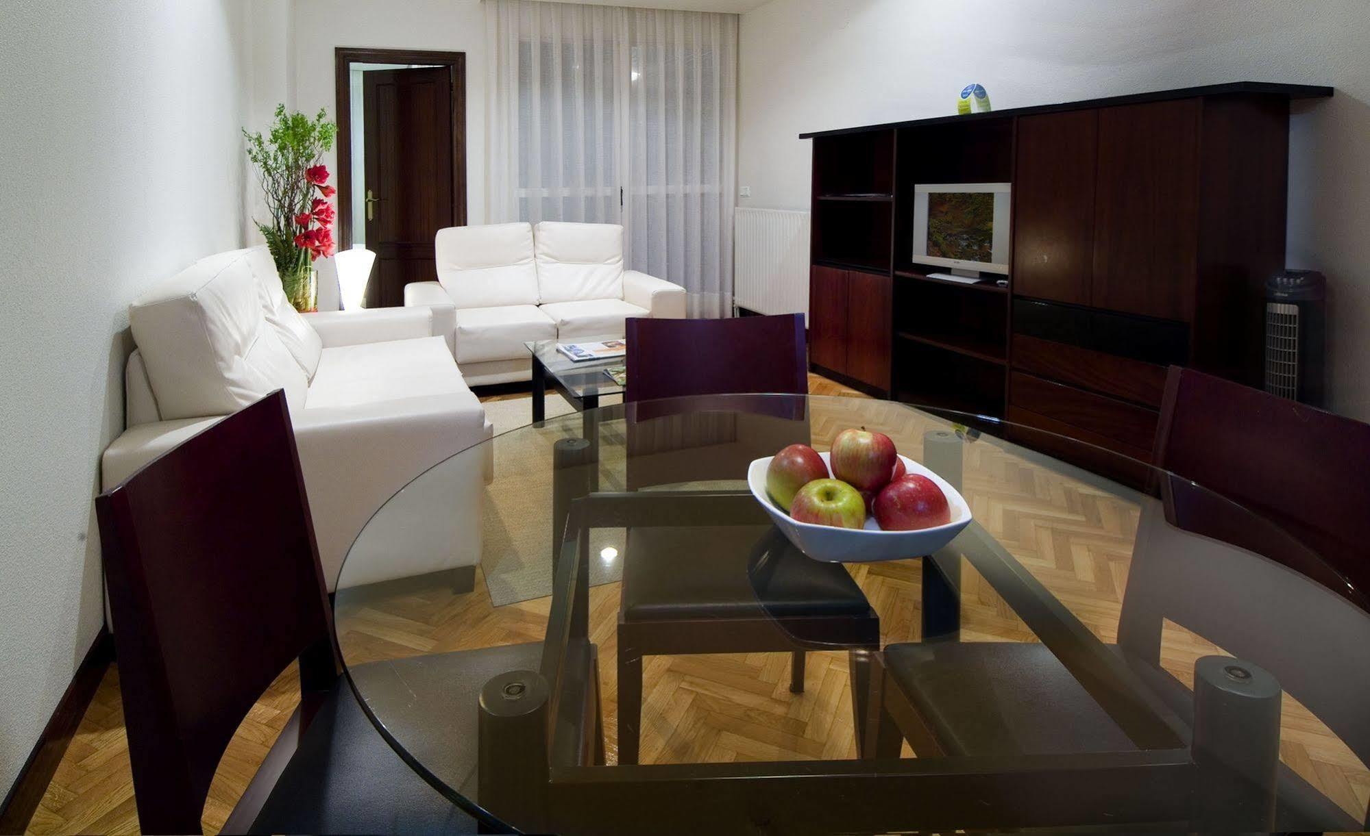 Apartamentos Mendebaldea Suites Pamplona Room photo