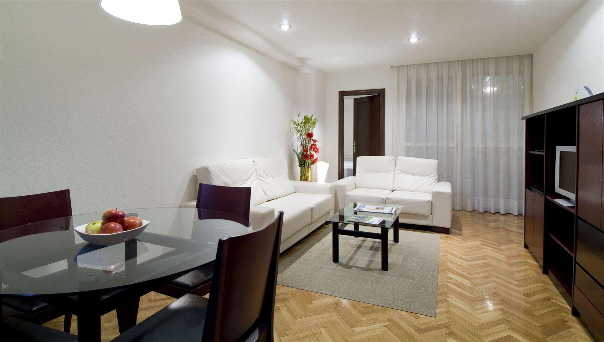 Apartamentos Mendebaldea Suites Pamplona Exterior photo