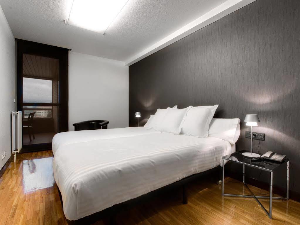 Apartamentos Mendebaldea Suites Pamplona Exterior photo