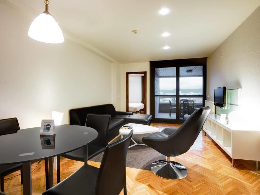 Apartamentos Mendebaldea Suites Pamplona Exterior photo