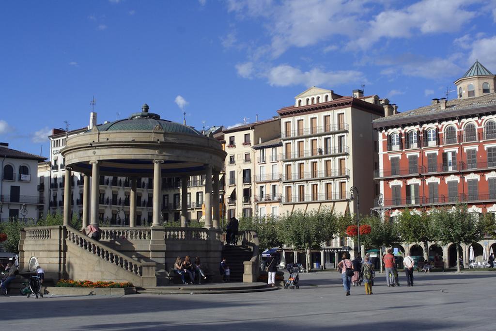 Apartamentos Mendebaldea Suites Pamplona Exterior photo