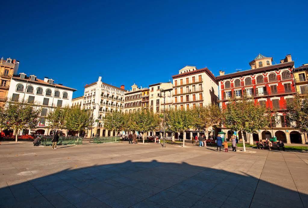Apartamentos Mendebaldea Suites Pamplona Exterior photo